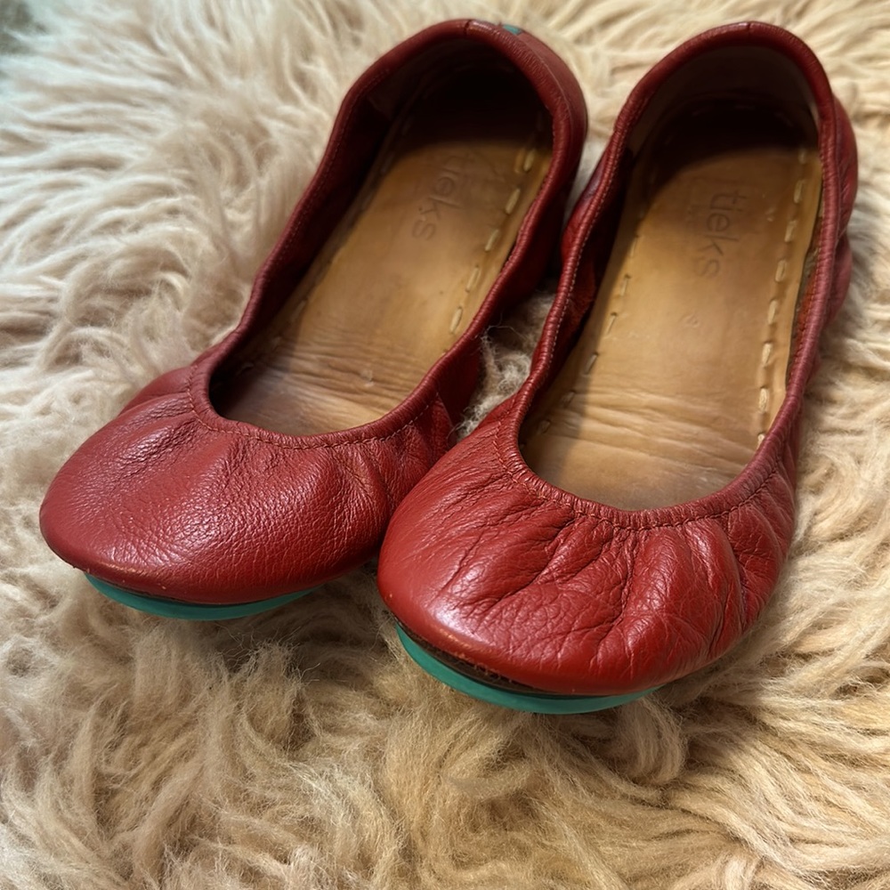 Tieks cardinal red size 8 - flats
